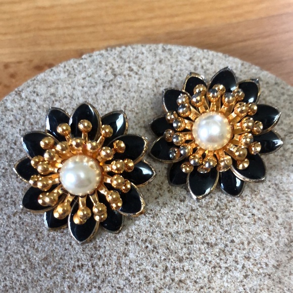 Vintage MCM Metal Flower Earrings Clip-on - Picture 1 of 9